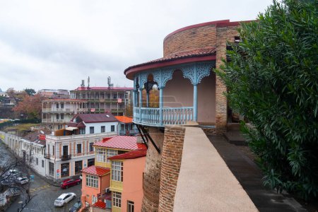 Téléchargez les photos : Tbilissi, Géorgie - 3 décembre 2022 : Vue sur le balcon du palais de la Reine Darejans à Tbilissi, Géorgie - en image libre de droit