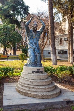 Foto de Tiflis, Georgia - 18 de febrero de 2023: Monumento a Giorgi Leonidze en Tiflis. Parque - Imagen libre de derechos