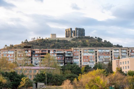 Foto de Crónica de Georgia, escultura en la cima de una colina con vastos pilares que representan la historia georgiana. Tiflis - Imagen libre de derechos