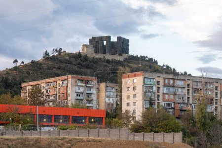 Foto de Crónica de Georgia, escultura en la cima de una colina con vastos pilares que representan la historia georgiana. Tiflis - Imagen libre de derechos