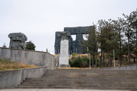 Foto de Tbilisi, Georgia - 19 de noviembre de 2023: Monumento conocido como Crónica de Georgia o Monumento Histórico de Georgia. Viajes - Imagen libre de derechos