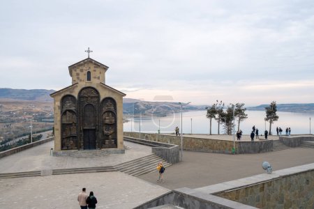 Foto de Tiflis, Georgia - 19 de noviembre de 2023: Iglesia en Monumento conocido como Crónica de Georgia o Memorial de la Historia de Georgia. Viajes - Imagen libre de derechos