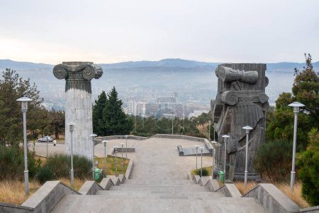 Foto de Tbilisi, Georgia - 19 de noviembre de 2023: Monumento conocido como Crónica de Georgia o Monumento Histórico de Georgia. Viajes - Imagen libre de derechos