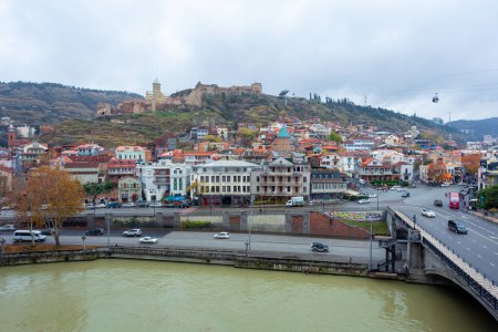 Téléchargez les photos : Tbilissi, Géorgie - 9 décembre 2023 : Belle vue sur le vieux Tbilissi, Abanotubani. Voyages - en image libre de droit