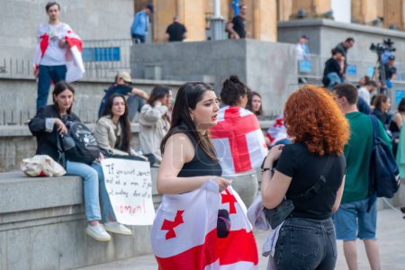Foto de Tiflis, Georgia - 20 de abril de 2024: Protestas de mujeres georgianas en la avenida Rustaveli contra la ley aprobada en el parlamento - Imagen libre de derechos