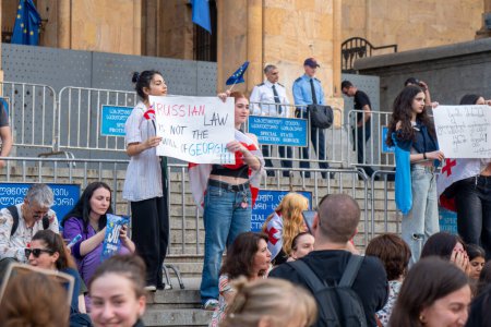 Foto de Tiflis, Georgia - 20 de abril de 2024: Protestas de mujeres georgianas en la avenida Rustaveli contra la ley aprobada en el parlamento - Imagen libre de derechos