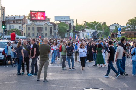 Foto de Tiflis, Georgia - 28 de abril de 2024: Manifestantes en una manifestación contra el gobierno georgiano. Plaza de la República - Imagen libre de derechos