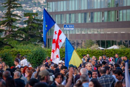 Foto de Tiflis, Georgia - 28 de abril de 2024: Manifestantes en una manifestación contra el gobierno georgiano. Plaza de la República - Imagen libre de derechos