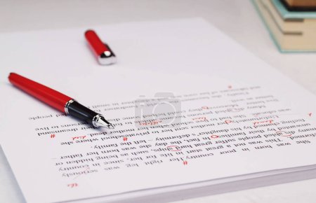 Korrekturlesen von Papier auf weißem Tisch im Büro