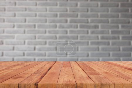 Foto de Tablero de madera perspectiva sobre borrosa pared de ladrillo blanco - Imagen libre de derechos