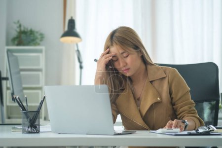Foto de Mujer de negocios cansada que sufre de dolor de cabeza, estrés en el trabajo o concepto de migraña. - Imagen libre de derechos