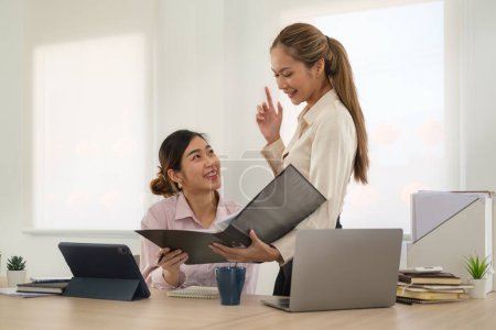 Téléchargez les photos : Image of female colleagues  discussing results or presenting new project on laptop. - en image libre de droit