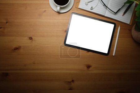 Téléchargez les photos : Tablette numérique avec écran vide, tasse à café et ordinateur portable sur table en bois. Vue supérieure avec espace de copie. - en image libre de droit