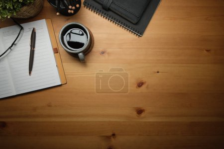 Foto de Vista superior de escritorio de madera con taza de café, portátil, vasos y reloj despertador. Copiar espacio para texto. - Imagen libre de derechos