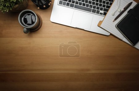 Téléchargez les photos : Bureau de travail simple avec ordinateur portable, tasse à café, lunettes, ordinateur portable et lunettes. Vue supérieure avec espace de copie. - en image libre de droit