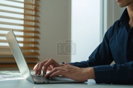 Téléchargez les photos : Image recadrée de mains d'homme d'affaires tapant sur ordinateur portable, travaillant en ligne. - en image libre de droit