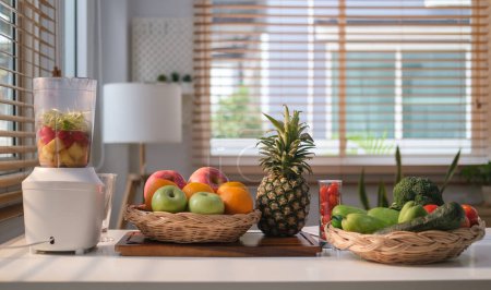 Foto de Frutas frescas, verduras y licuadora en mesa de madera para hacer batidos desintoxicantes saludables. Desintoxicación, alimentos saludables y veganos, concepto de dieta. - Imagen libre de derechos