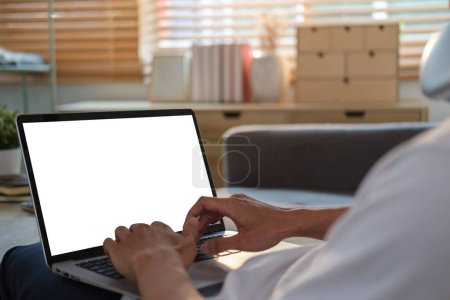 Téléchargez les photos : Plan recadré des mains de l'homme tapant sur le clavier de l'ordinateur portable, travaillant en ligne, e-learning et concept freelance. - en image libre de droit