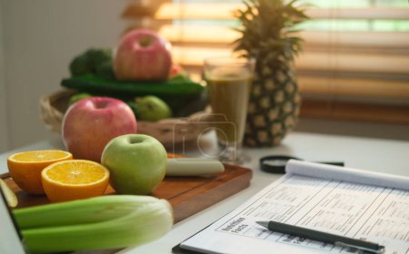 Foto de Plan de dieta de papel y verduras frescas y frutas en la mesa blanca. Dieta, estilo de vida saludable y el concepto de nutrición adecuado. - Imagen libre de derechos