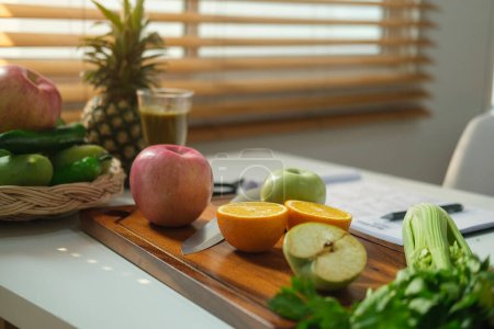 Foto de Frutas frescas, verduras y papel plan de dieta en la mesa blanca. Dieta, estilo de vida saludable y el concepto de nutrición adecuado. - Imagen libre de derechos