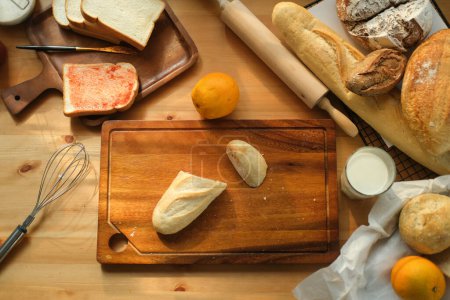 Foto de Ingredientes para hornear y utensilios de cocina en mesa de madera, vista superior. - Imagen libre de derechos