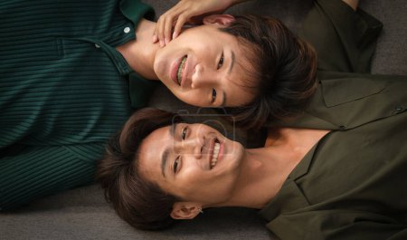 Téléchargez les photos : Vue ci-dessus de couple gay affectueux couché sur le canapé, embrassant ensemble. Concept LGBT, homosexuel et égalité des sexes. - en image libre de droit