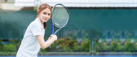 Foto de Deportista enfocada en traje blanco jugando al tenis en la cancha al aire libre por la noche. Movimiento, deporte, concepto de estilo de vida saludable. - Imagen libre de derechos