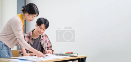Foto de Dos jóvenes empresarios sentados en una oficina moderna y discutiendo juntos la estrategia del proyecto. - Imagen libre de derechos