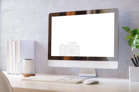 Foto de Monitor de computadora y suministros de oficina en mesa blanca en el lugar de trabajo moderno. - Imagen libre de derechos