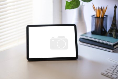 Foto de Simulacro de copia espacio en blanco concepto de pantalla de negocios de trabajo en la tableta. - Imagen libre de derechos