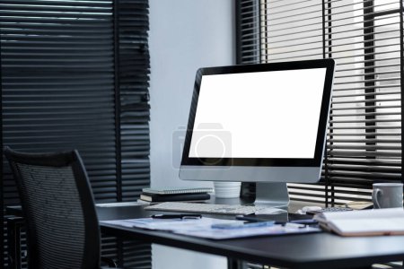 Foto de Espacio de trabajo moderno con computadora con pantalla en blanco y equipo en la mesa blanca. Pantalla en blanco para su información. - Imagen libre de derechos