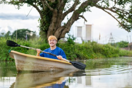 Foto de Sonriente hombre turistas bote de remos en el river.ravel, vacaciones y actividades al aire libre. - Imagen libre de derechos
