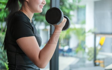 Téléchargez les photos : Femmes exercices échauffement avec des poids dans Gym club de santé dans la salle de gym, concept. - en image libre de droit