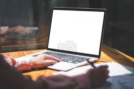 Téléchargez les photos : Close up view of business hands typing on laptop computer. Empty screen for your advertise design. - en image libre de droit