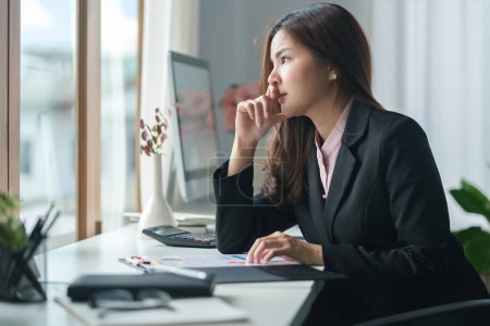 Foto de Mujer de negocios joven estresada sentada en su escritorio de oficina. - Imagen libre de derechos