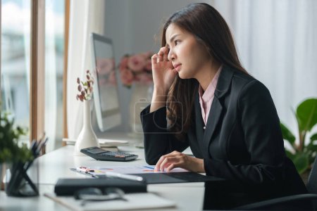 Téléchargez les photos : Employée stressée se sentant fatiguée au travail, souffrant de maux de tête, de stress au travail ou de migraine. - en image libre de droit