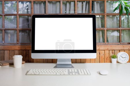 Téléchargez les photos : Intérieur de bureau à domicile avec écran d'ordinateur vierge et fournitures de bureau sur table blanche. - en image libre de droit