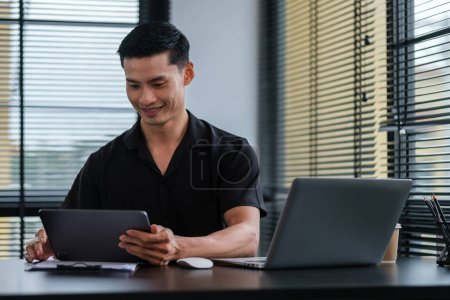 Téléchargez les photos : Smart asian businessman entrepreneur, small business owner working online at modern workplace. - en image libre de droit