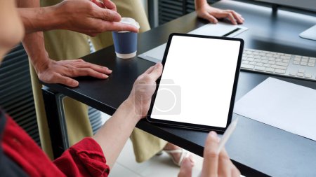Téléchargez les photos : Homme d'affaires détenant une tablette numérique partageant des informations, planifiant un travail avec son collègue. - en image libre de droit