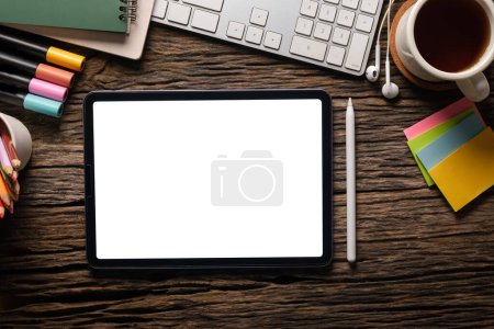 Téléchargez les photos : Tablette numérique avec écran vierge, tasse à café, papeterie et clavier sur table en bois. - en image libre de droit