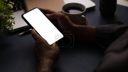 Téléchargez les photos : Smartphone portable avec écran blanc blanc pour votre montage texte ou graphique. - en image libre de droit