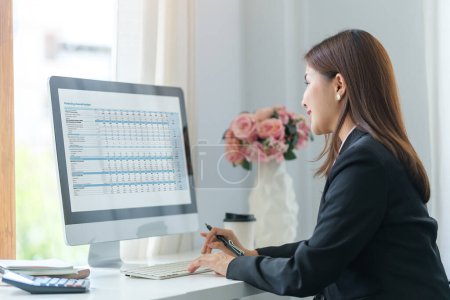 Téléchargez les photos : Femme d'affaires travaillant avec des graphiques de vente de données financières sur écran d'ordinateur. - en image libre de droit