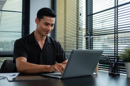 Téléchargez les photos : Concentré asiatique homme investisseur analyser le marché des données en ligne sur ordinateur portable. - en image libre de droit