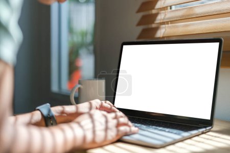 Foto de Ver sobre el hombro hombre de negocios utilizando ordenador portátil en la mesa en la oficina en casa. - Imagen libre de derechos