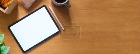 Téléchargez les photos : Tablette numérique avec écran blanc, tasse à café, lunettes et clavier sur table en bois. - en image libre de droit