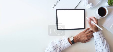 Téléchargez les photos : Jeune homme tenant stylet écriture stylo sur l'écran de tablette numérique. - en image libre de droit