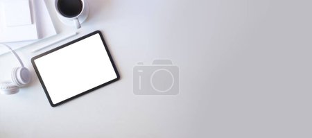 Téléchargez les photos : Ordinateur portable avec écran blanc, plante en pot, cadre photo et papeterie sur table blanche. - en image libre de droit