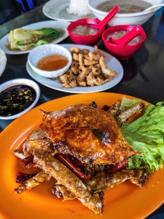 Téléchargez les photos : Crabe de boue chili servi avec d'autres plats chinois sur la table. - en image libre de droit