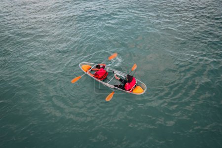 Luftaufnahme von Menschen beim Kajakfahren im Meer.
