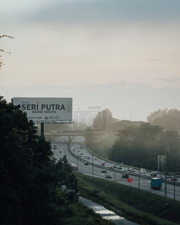 Téléchargez les photos : Selangor, Malaisie - 17 janv. 2023 Autoroute nord-sud occupée près du Bandar Seri Putra, Bangi. - en image libre de droit